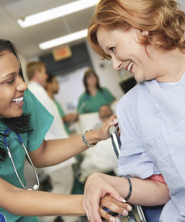 1140-nurse-woman-smiling-patient-checklist-esp
